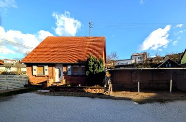 Wohnhaus mit Carport