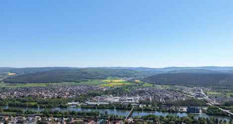 Blick auf Elsenfeld, mittig der Elsava-Verlauf