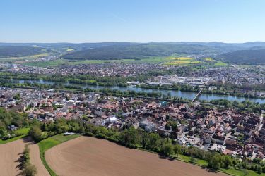 Blick auf Elsenfeld, im Vordergrund die historische Altstadt von Obernburg