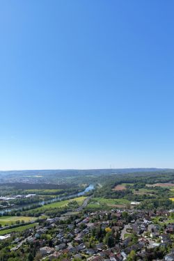 Blick auf das Maintal flussaufwärts von Elsenfeld, im Vordergrund Obernburg