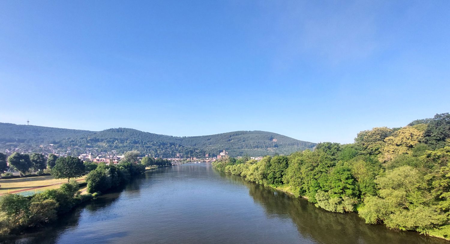 Blick von der neuen Mainbrücke entlang des Mains nach Miltenberg
